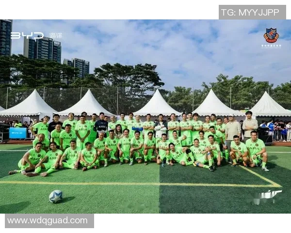 足球巨星携爱子同看绿茵盛宴父子情深见证赛场激情时刻